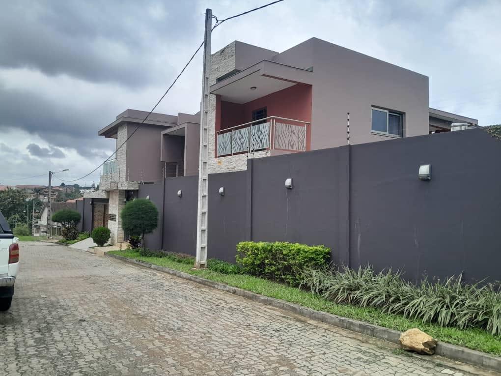 Vente d'une Maison / Villa de 7 pièce(s) à 650.000.000 FCFA : Abidjan-Cocody-Riviera (RIVIERA 4 CITE BLANCHE)