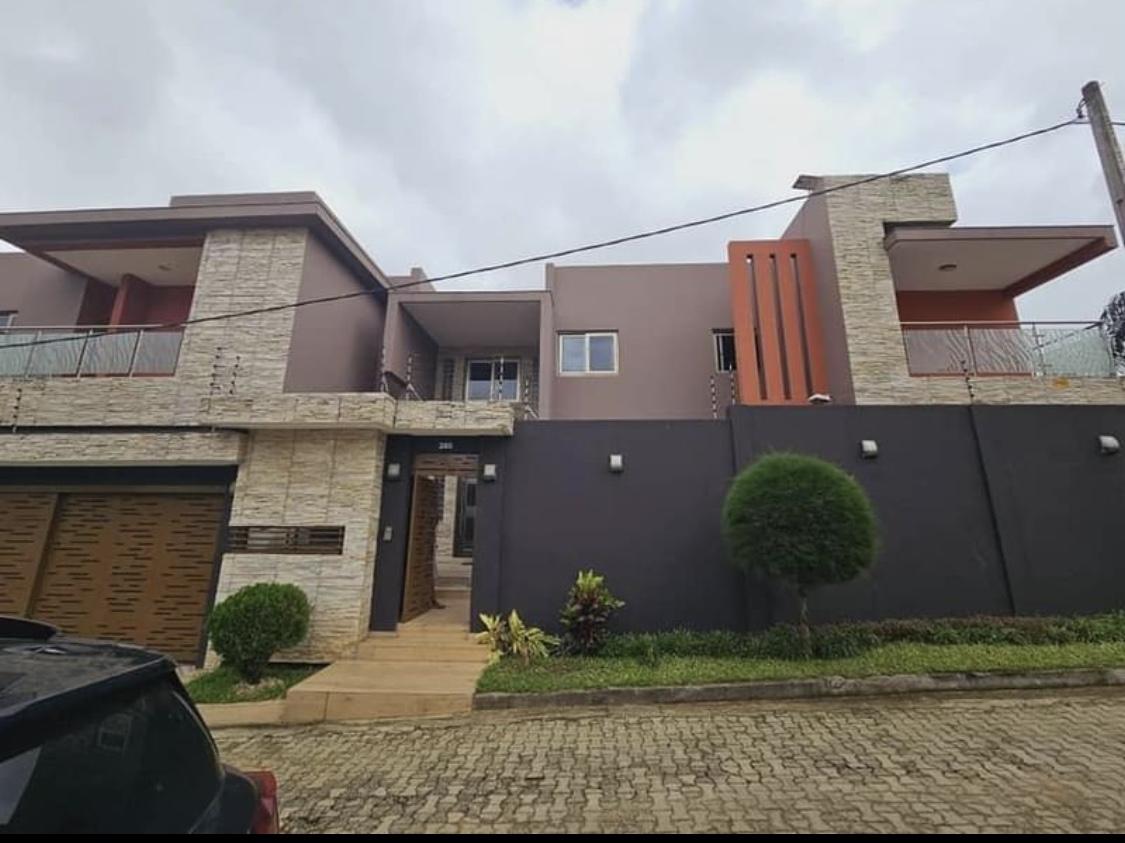 Vente d'une Maison / Villa de 7 pièce(s) à 650.000.000 FCFA : Abidjan-Cocody-Riviera (Rivera 4 )