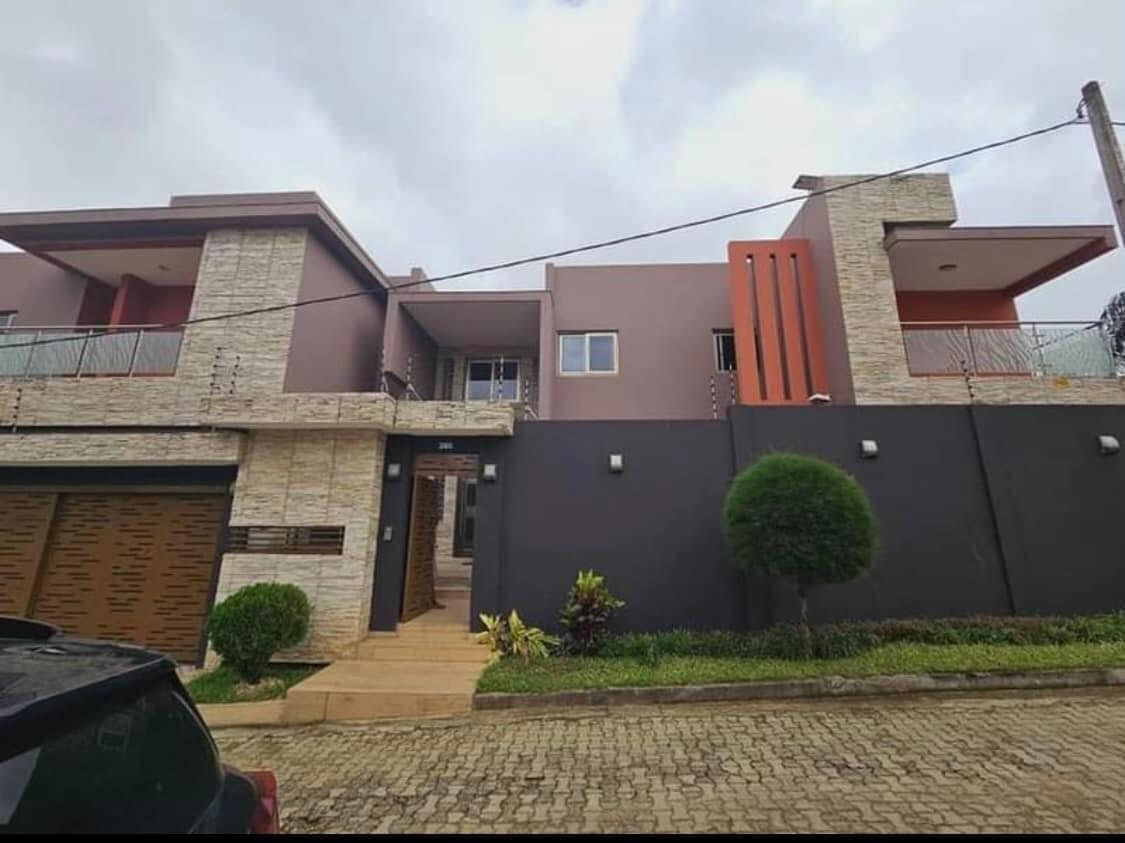 Vente d'une Maison / Villa de 7 pièce(s) à 650.000.000 FCFA : Abidjan-Cocody-Riviera (Rivera 4 )