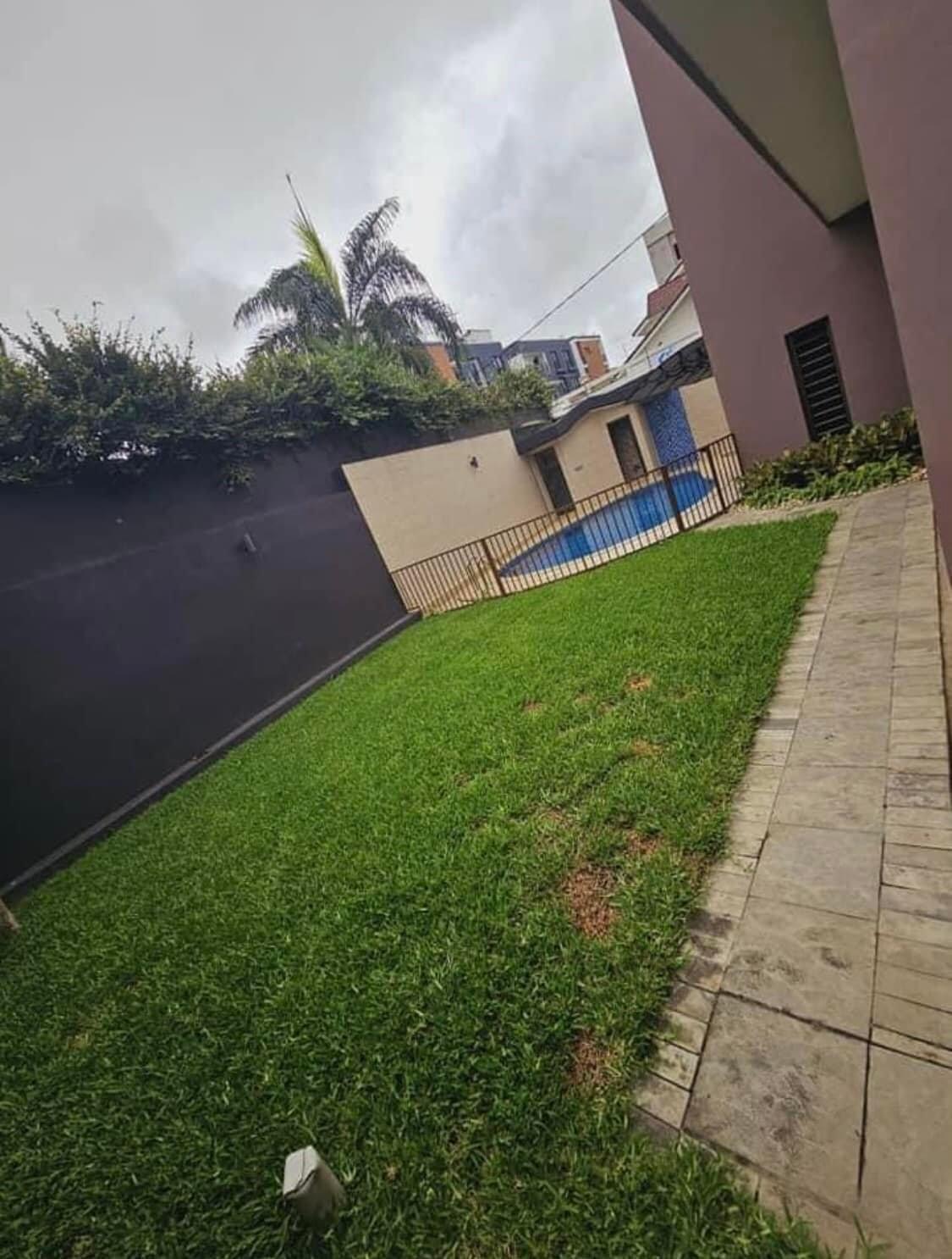 Vente d'une Maison / Villa de 7 pièce(s) à 650.000.000 FCFA : Abidjan-Cocody-Riviera (Rivera 4)