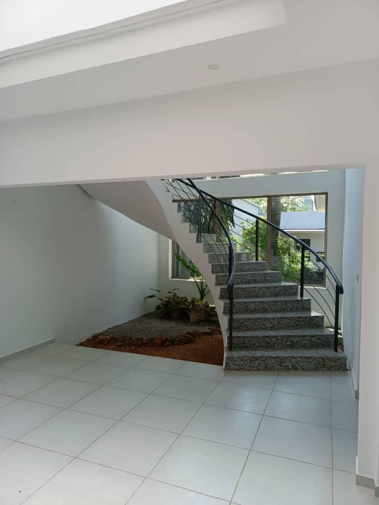 Location d'une Maison / Villa de 7 pièce(s) à 4.000.000 FCFA : Abidjan-Cocody-Riviera (Rivera golf 4)