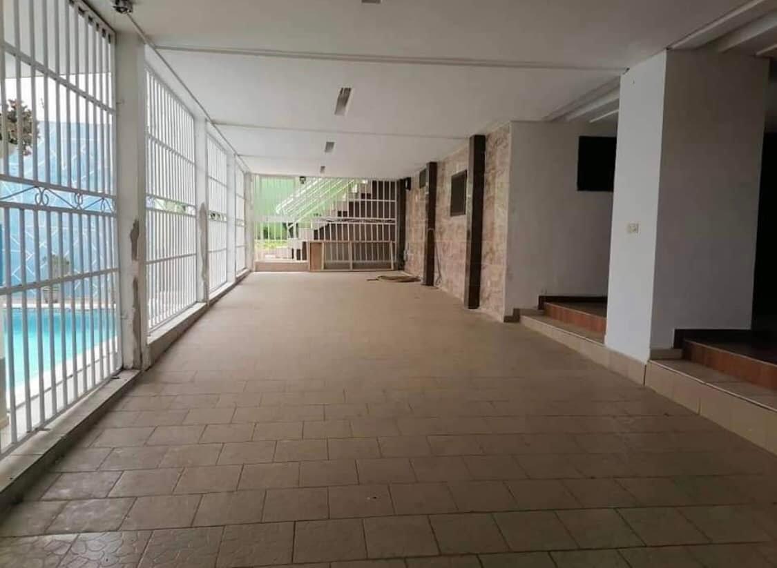 Vente d'une Maison / Villa de 11 pièce(s) à 350.000.000 FCFA : Abidjan-Cocody-Angré (Angre 8)