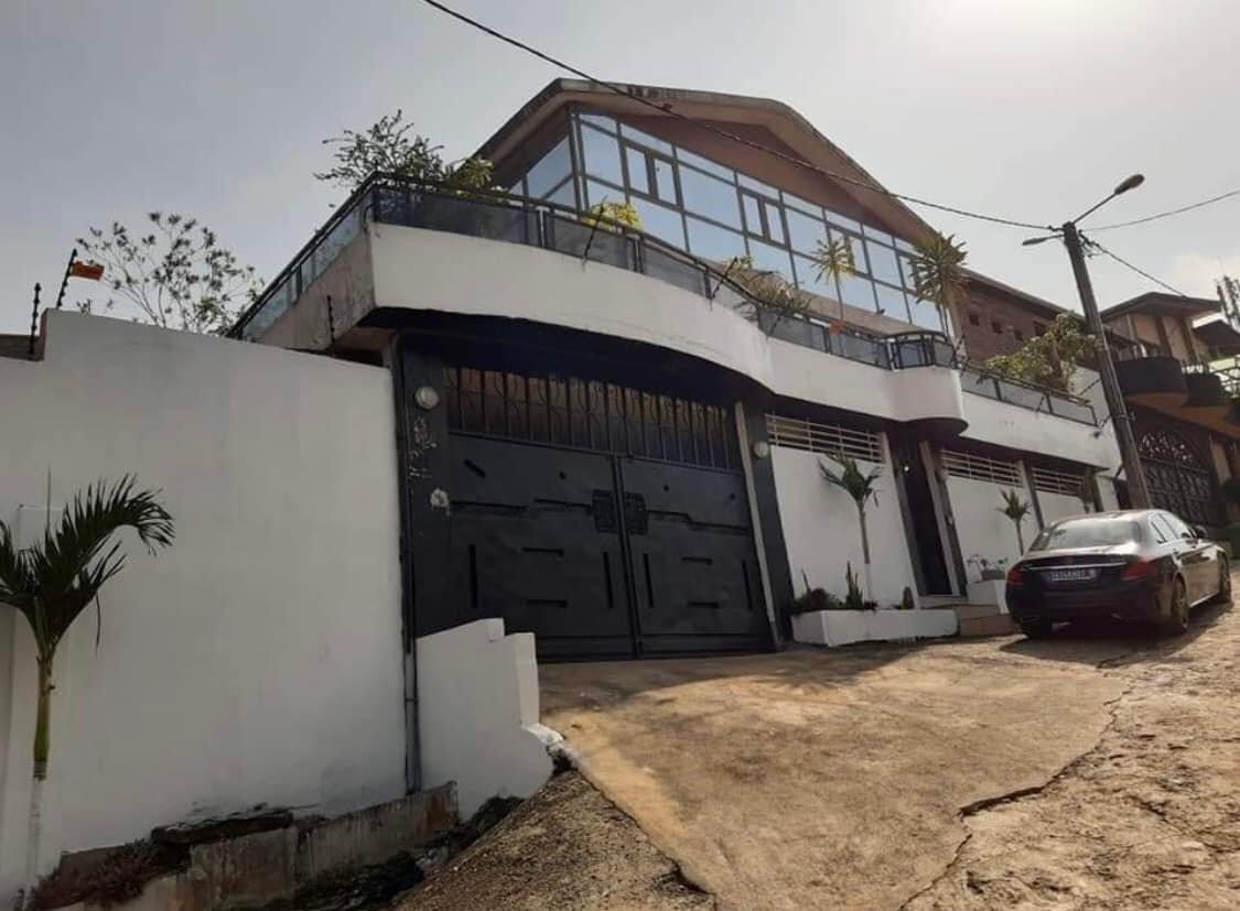 Vente d'une Maison / Villa de 11 pièce(s) à 350.000.000 FCFA : Abidjan-Cocody-Angré (Angre 8)