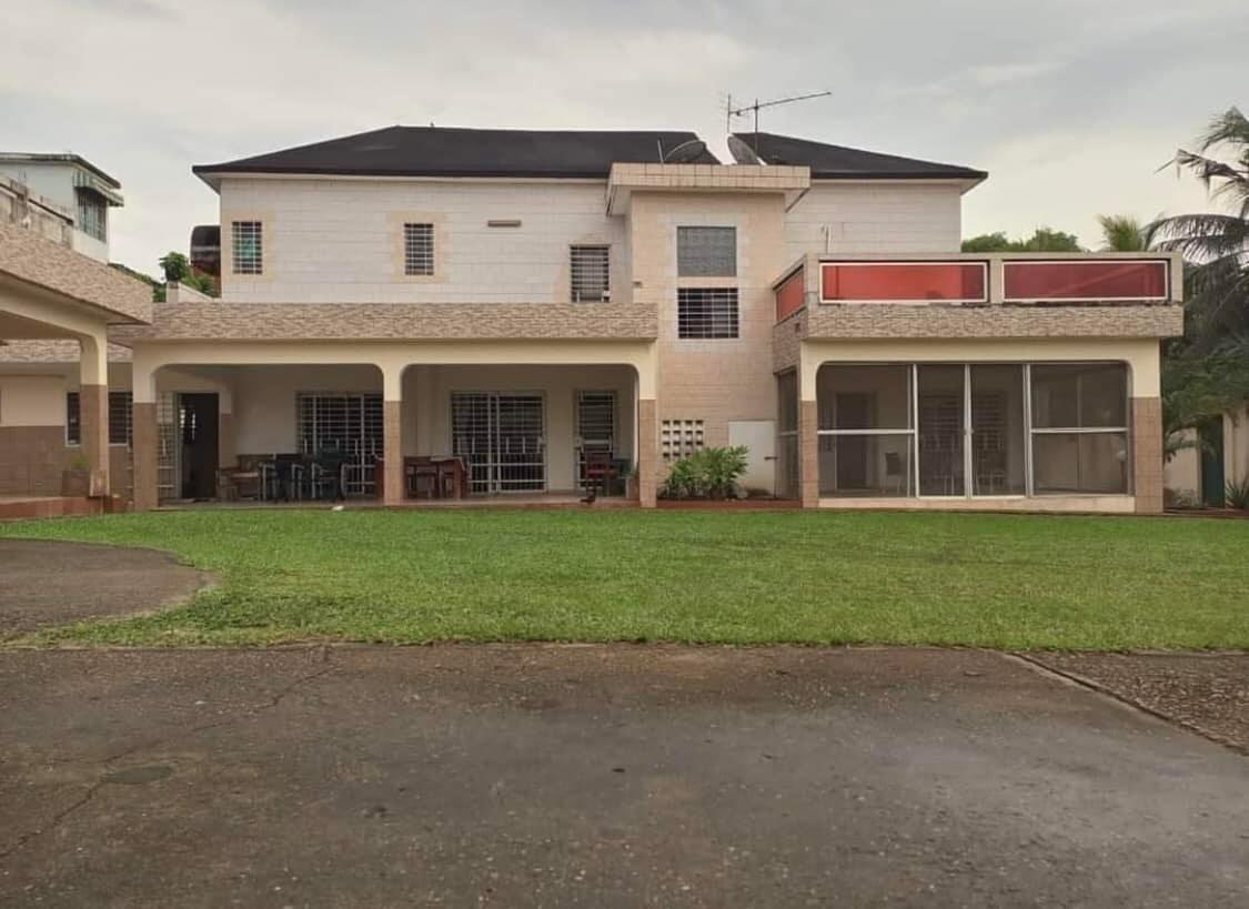 Vente d'une Maison / Villa de 10 pièce(s) à 400.000.000 FCFA : Abidjan-Cocody-Riviera (Rivera abatta )