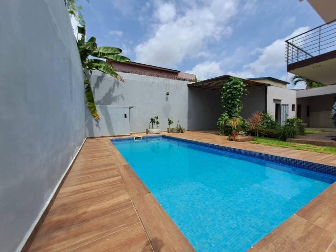 Location d'une Maison / Villa de 7 pièce(s) à 3.000.000 FCFA : Abidjan-Cocody-2 Plateaux (Cocody vallon )