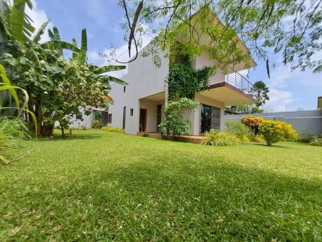 Location d'une Maison / Villa de 7 pièce(s) à 3.000.000 FCFA : Abidjan-Cocody-2 Plateaux (Cocody vallon )