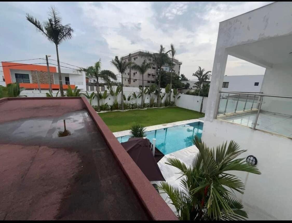 Vente d'une Maison / Villa de 9 pièce(s) à 900.000.000 FCFA : Abidjan-Cocody-Angré (Angre y4 )