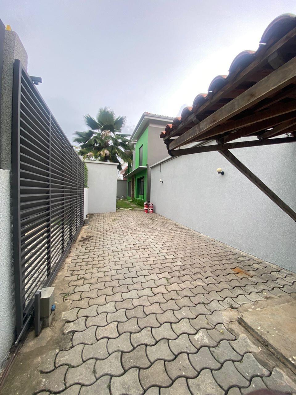 Location d'une Maison / Villa de 6 pièce(s) à 5.000.000 FCFA : Abidjan-Cocody centre (Ambassade )