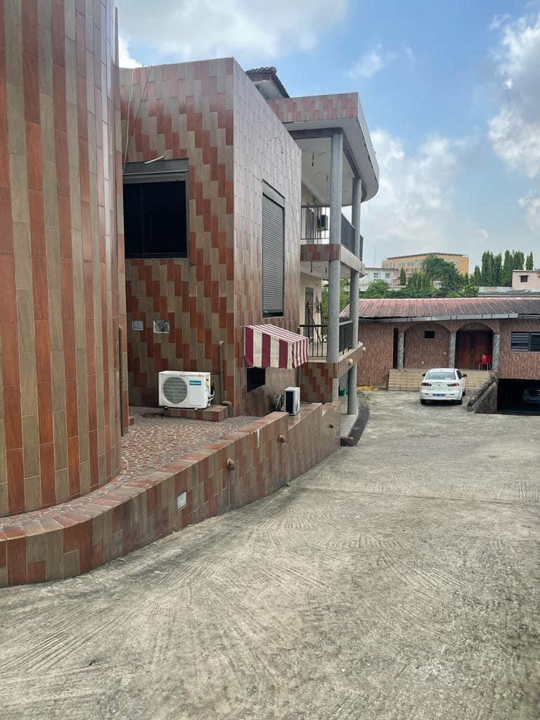 Vente d'une Maison / Villa de 11 pièce(s) à 1.600.000.000 FCFA : Abidjan-Cocody-2 Plateaux (Cocody aux plateaux )