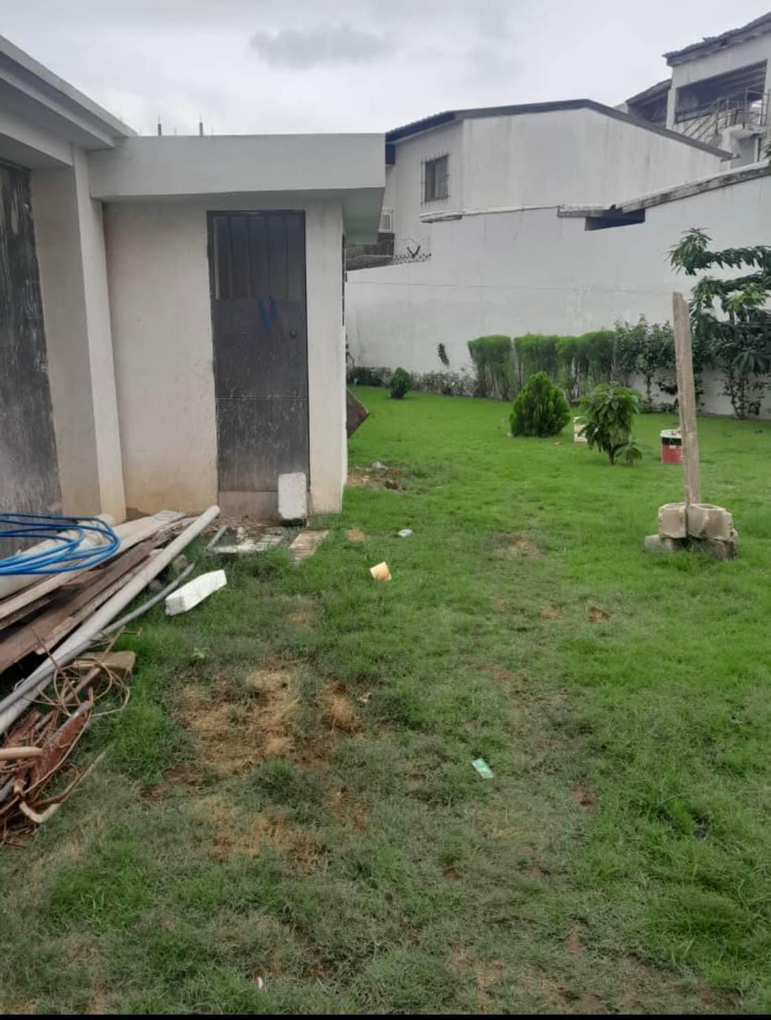 Vente d'une Maison / Villa de 7 pièce(s) à 220.000.000 FCFA : Abidjan-Cocody-Riviera (Abatta )