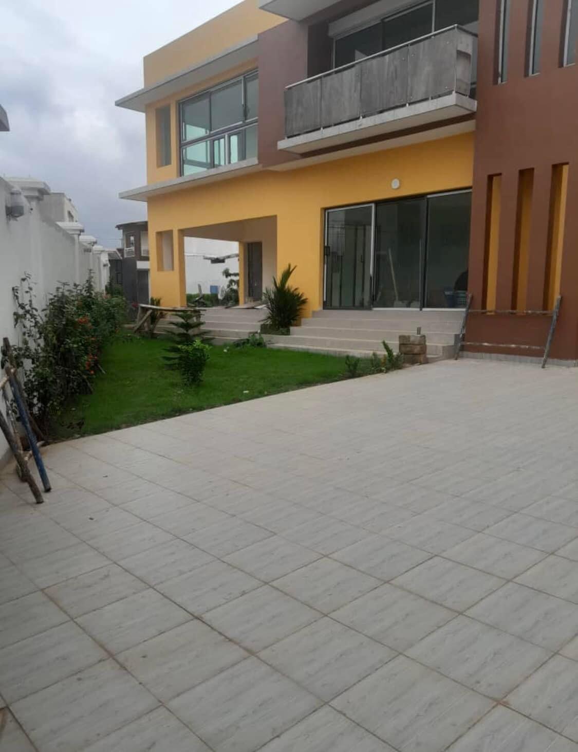 Vente d'une Maison / Villa de 7 pièce(s) à 220.000.000 FCFA : Abidjan-Cocody-Riviera (Abatta )