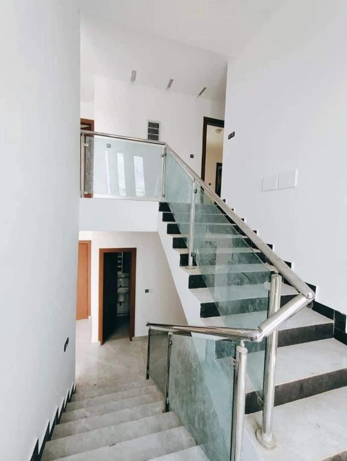 Vente d'une Maison / Villa de 9 pièce(s) à 900.000.000 FCFA : Abidjan-Cocody-Angré (Angre y4)