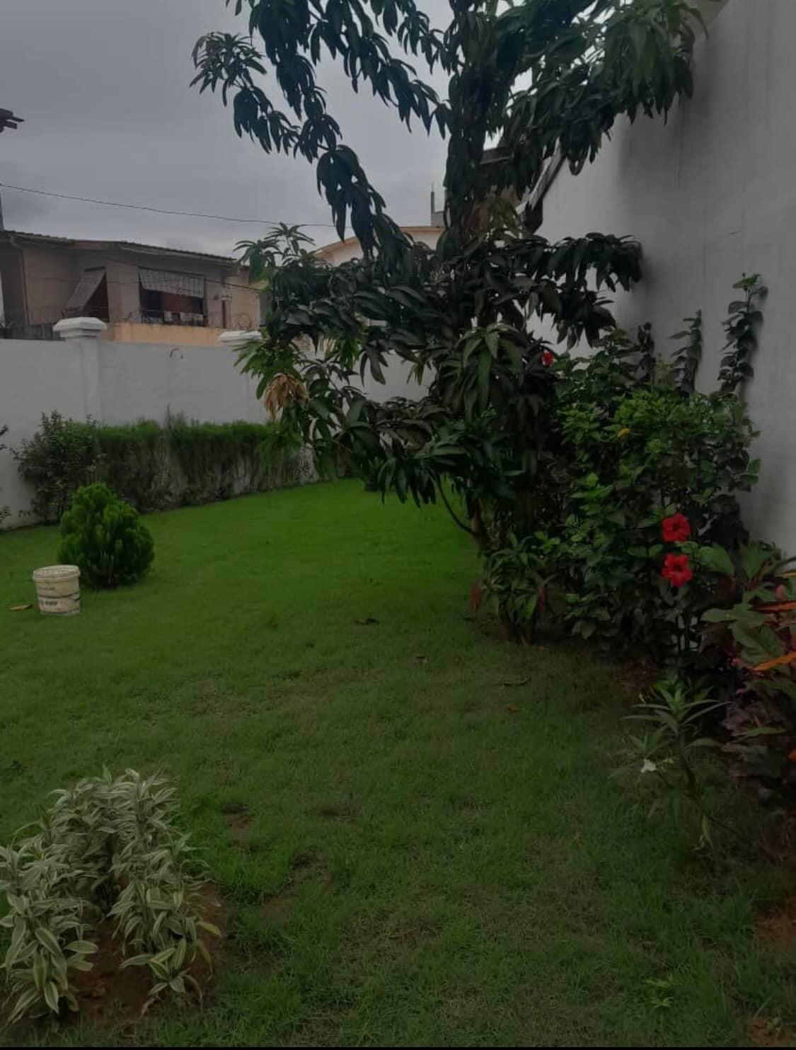 Vente d'une Maison / Villa de 7 pièce(s) à 220.000.000 FCFA : Abidjan-Cocody-Riviera (Rivera cite sir )