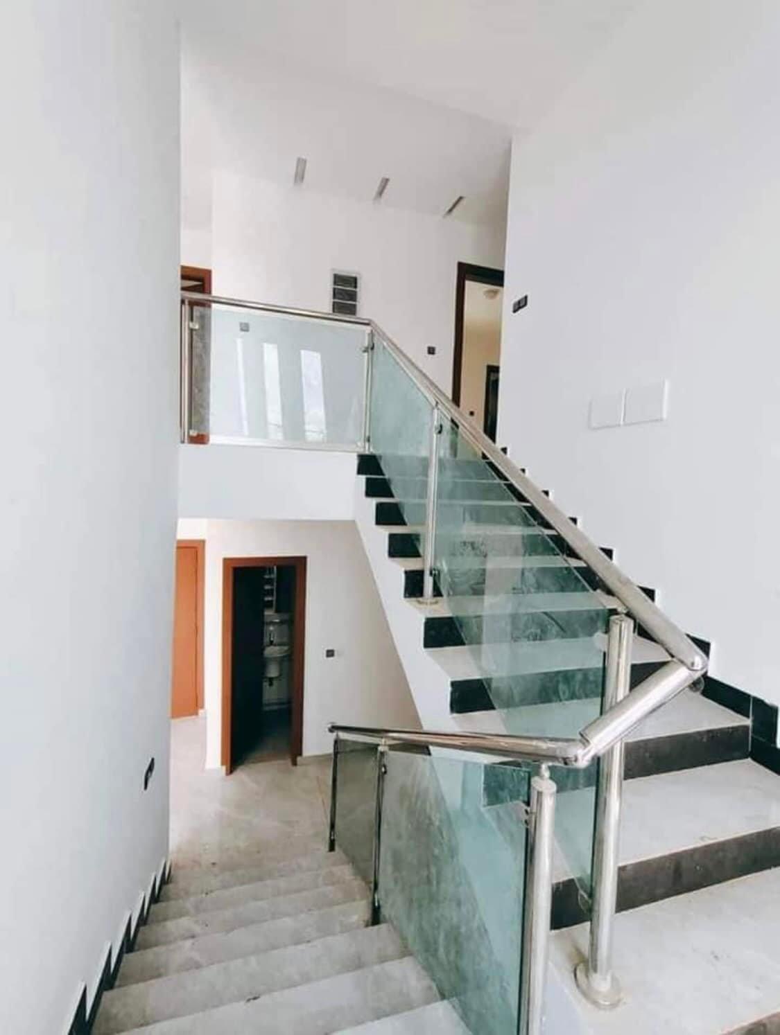 Vente d'une Maison / Villa de 9 pièce(s) à 900.000.000 FCFA : Abidjan-Cocody-Angré (Angre y4 )