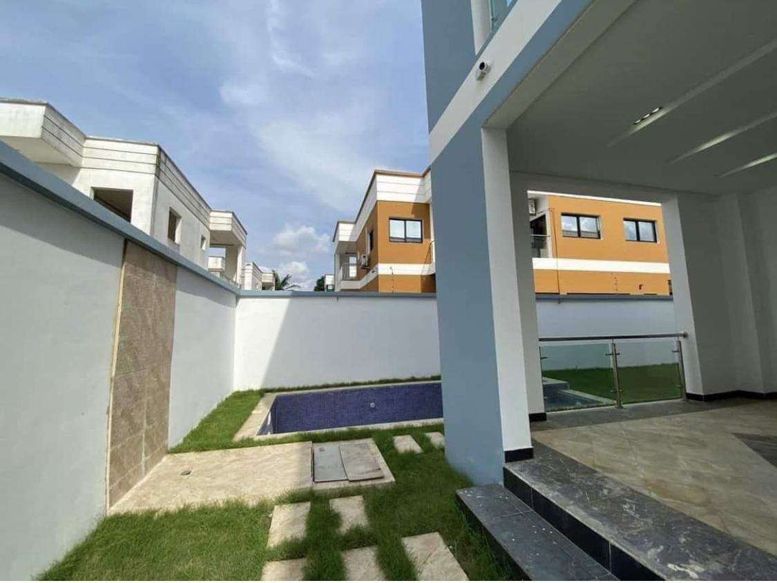 Vente d'une Maison / Villa de 9 pièce(s) à 550.000.000 FCFA : Abidjan-Cocody-Angré (Angre chu )