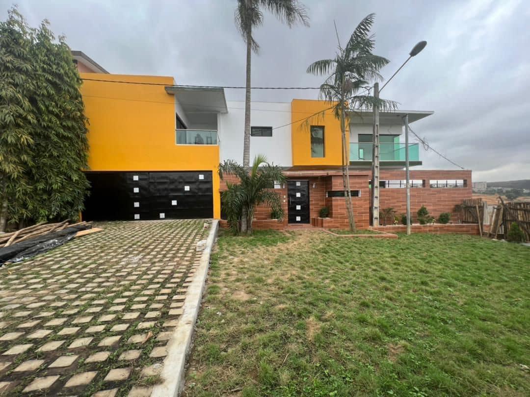 Location d'une Maison / Villa de 8 pièce(s) à 3.500.000 FCFA : Abidjan-Cocody-Riviera (Rivera 4)