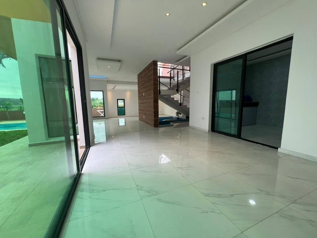 Location d'une Maison / Villa de 8 pièce(s) à 3.500.000 FCFA : Abidjan-Cocody-Riviera (Rivera 4)