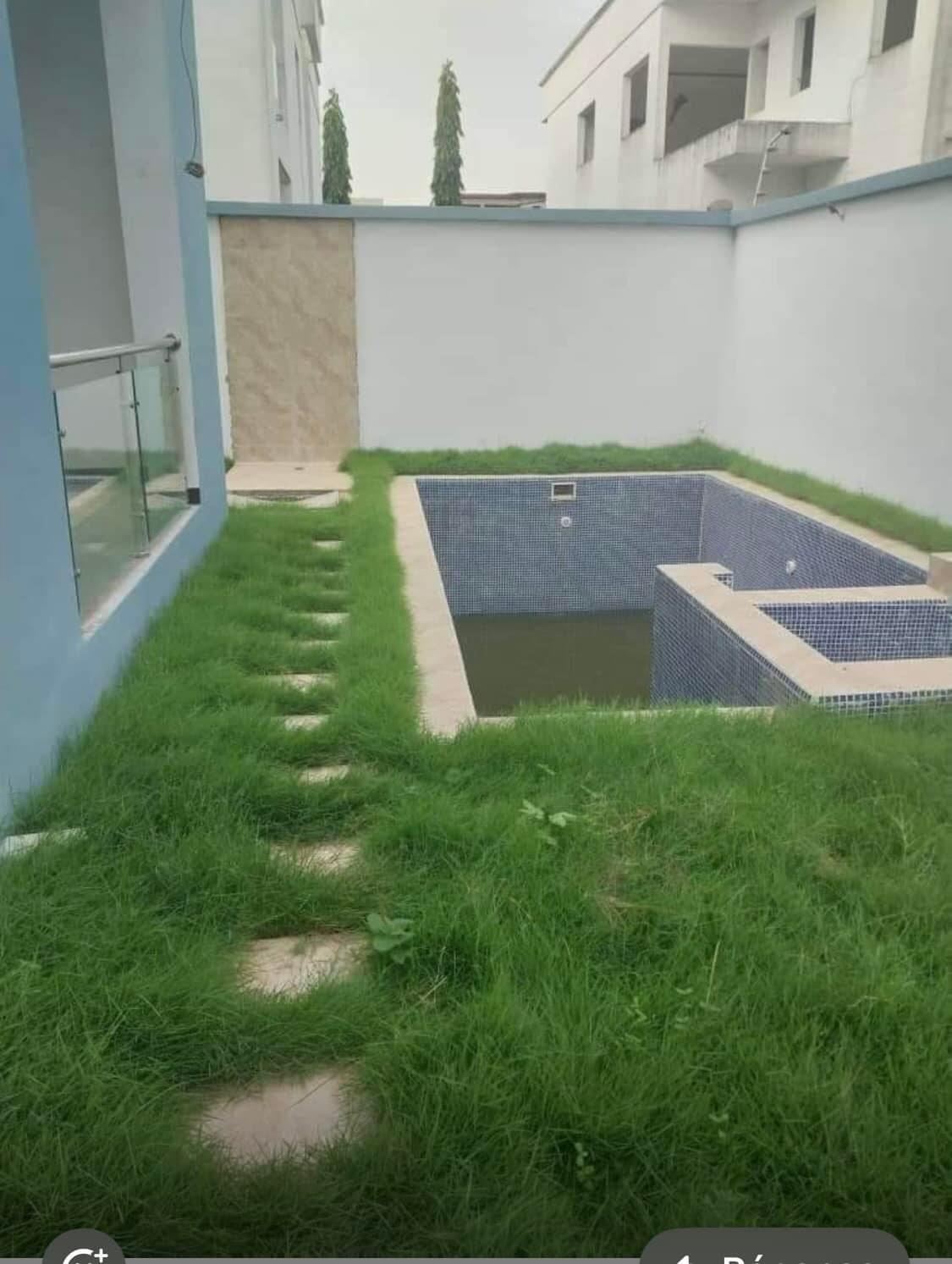 Vente d'une Maison / Villa de 9 pièce(s) à 550.000.000 FCFA : Abidjan-Cocody-Angré (Angre chu )